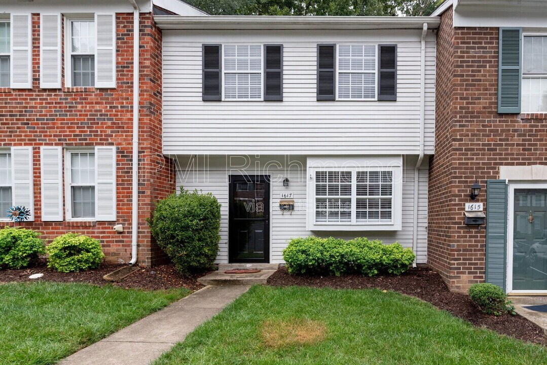 1617 Congressional Ct in Richmond, VA - Foto de edificio