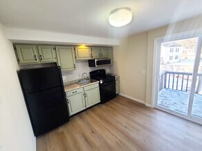 137 Long Hill Ave in Shelton, CT - Foto de edificio - Building Photo