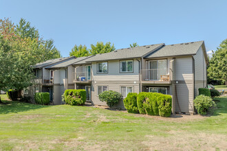 Tall Oaks Estates in McMinnville, OR - Building Photo - Building Photo