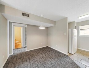 7201 Hallshire Dr-Unit -124 in Houston, TX - Building Photo - Building Photo