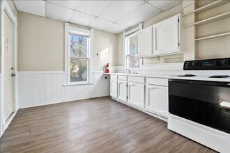 2104 College St-Unit -#1 in Cedar Falls, IA - Building Photo - Building Photo