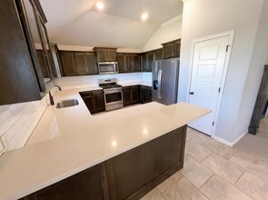 11017 NW 95th St in Yukon, OK - Foto de edificio - Building Photo