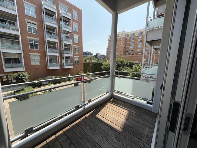 property at 949 W Madison St