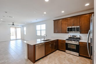 2071 W Bramble Berry Ln in Phoenix, AZ - Building Photo - Building Photo