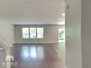 8042 Loveridge Drive in Indianapolis, IN - Foto de edificio - Building Photo