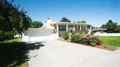 5558 S Somerset Way in Salt Lake City, UT - Building Photo - Building Photo