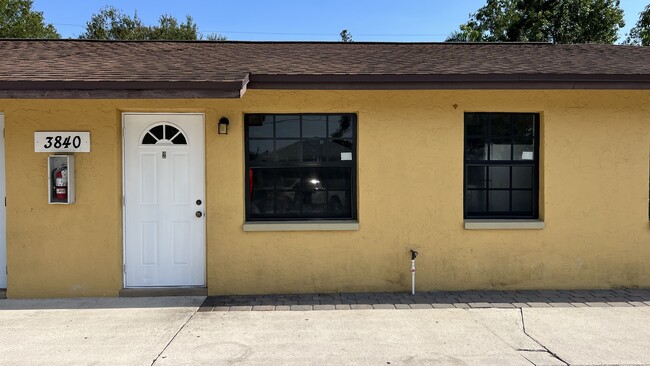 3840 Belmont St, Unit 2 in Ft. Myers, FL - Foto de edificio - Building Photo