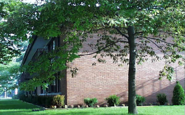 2400 Dewes Street in Glenview, IL - Building Photo