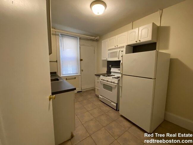 9 Barrows St, Unit B in Boston, MA - Building Photo - Building Photo