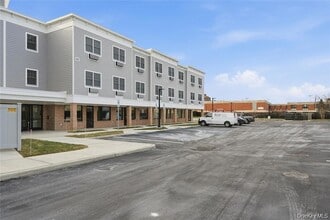 180 Deer Park Ave, Unit 215 in Babylon, NY - Building Photo - Building Photo