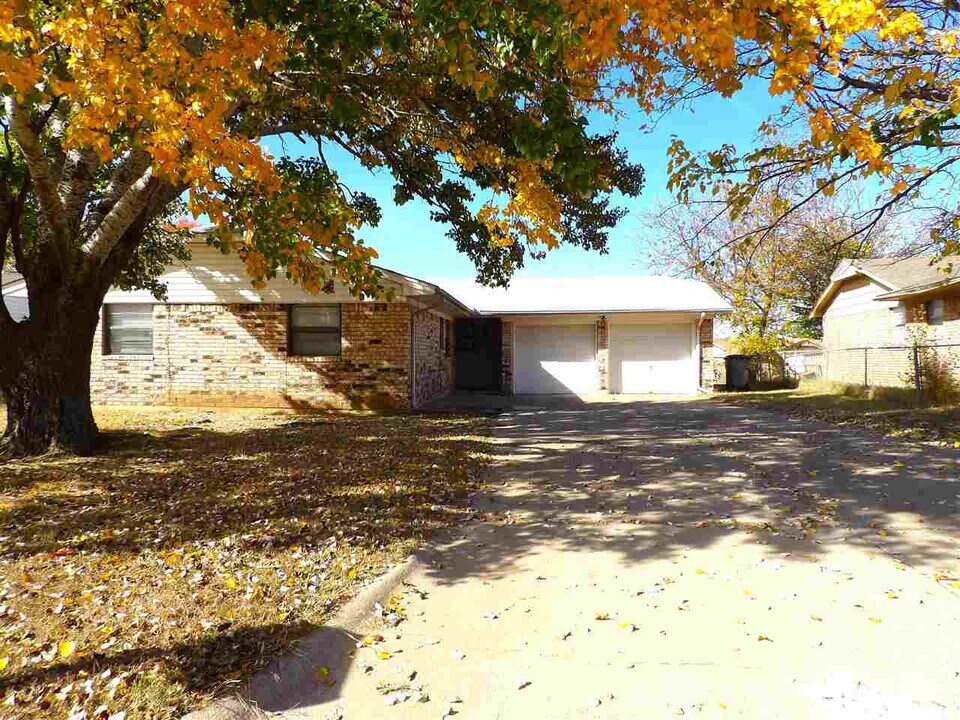 125 SE Surrey Ln in Lawton, OK - Building Photo