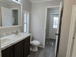 10826 Bryan Rd in Tampa, FL - Building Photo - Building Photo