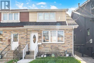 2000 Dufferin St in Toronto, ON - Building Photo