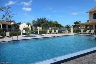 8534 Charter Club Cir in Ft. Myers, FL - Foto de edificio - Building Photo