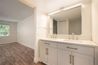 1 Alhambra Cir in Coral Gables, FL - Building Photo - Building Photo