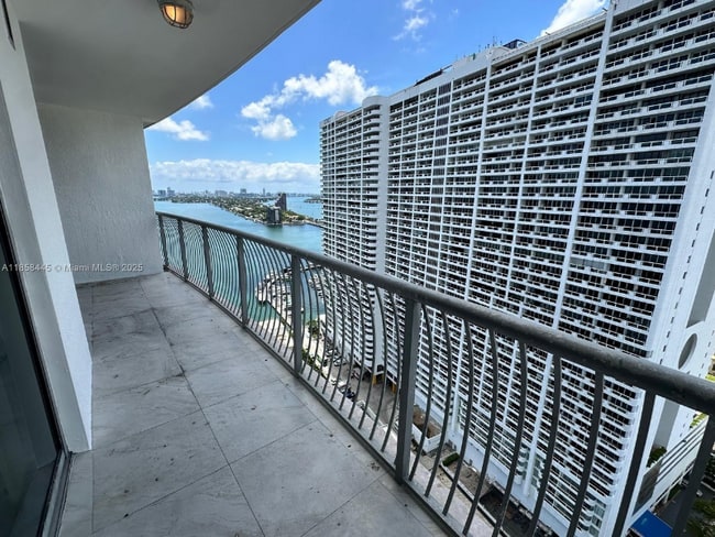 1750 N Bayshore Dr, Unit 2906 in Miami, FL - Foto de edificio - Building Photo