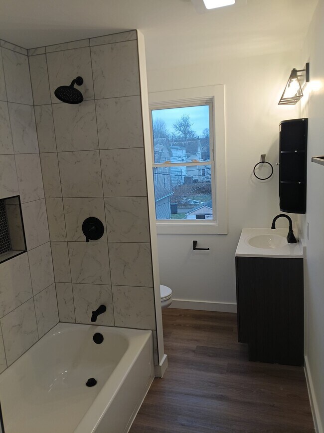 564 E Chestnut St in Lancaster, OH - Building Photo - Building Photo