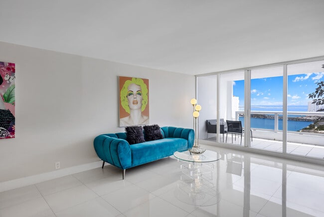 1717 N Bayshore Dr in Miami, FL - Building Photo - Building Photo