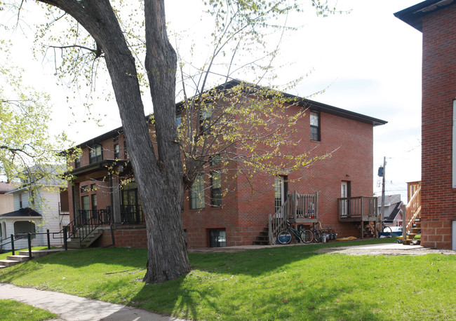 121 Niagara St in Eau Claire, WI - Foto de edificio - Building Photo