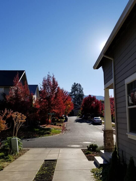 289 Rockfellow Pl in Talent, OR - Building Photo