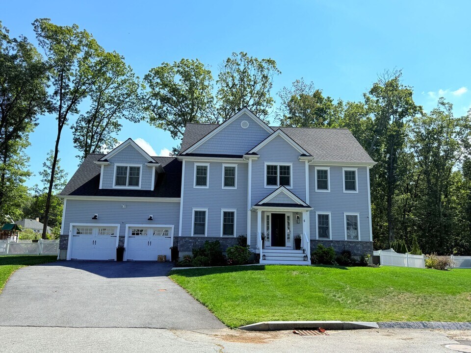 5 Clearview St in Grafton, MA - Building Photo