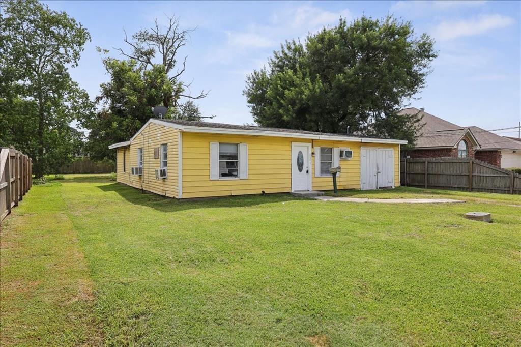 3811 Dunn Ave in Groves, TX - Building Photo