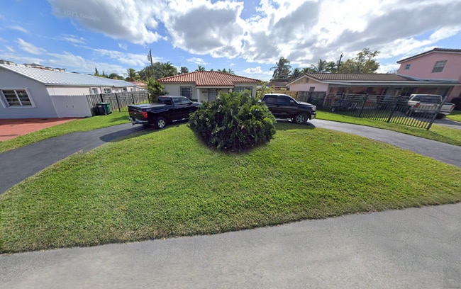 6790 SW 18th St in Miami, FL - Building Photo - Building Photo