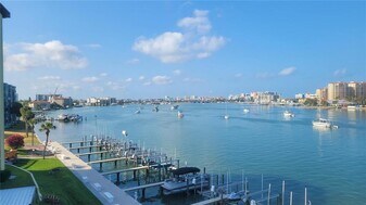 660 Island Way in Clearwater, FL - Building Photo