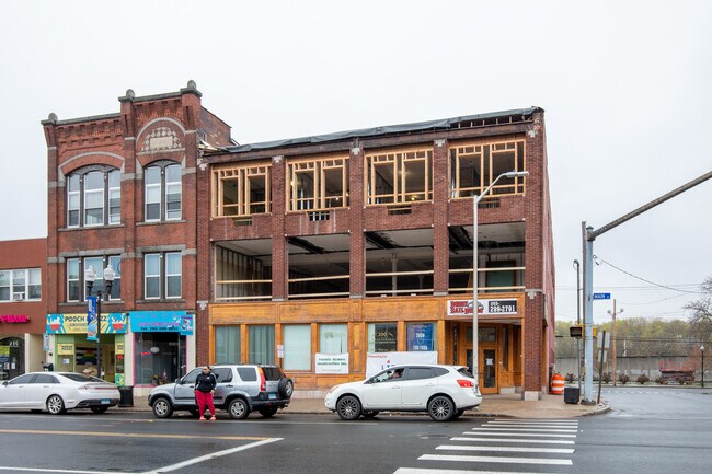 200 Main St in Ansonia, CT - Foto de edificio - Building Photo