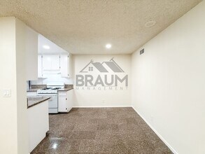 221 W Elm Ave in Burbank, CA - Building Photo - Building Photo