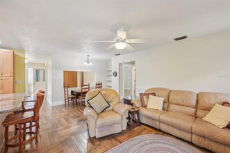 1330 McCrory St in North Port, FL - Foto de edificio - Building Photo