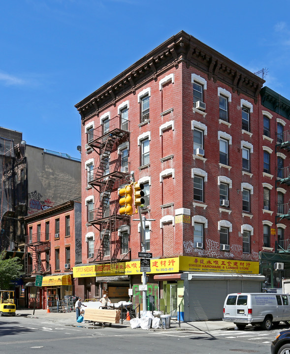 123 1/2 Chrystie St in New York, NY - Building Photo