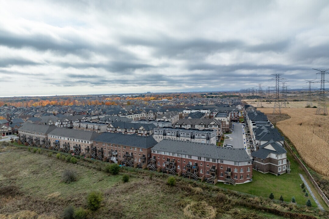 2653 Deputy Minister Path in Oshawa, ON - Building Photo