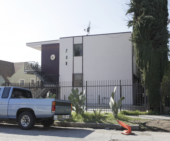 739 N Hudson Ave in Los Angeles, CA - Building Photo - Building Photo