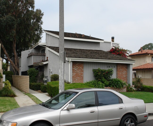 Blanton Apartments in Huntington Beach, CA - Foto de edificio - Building Photo