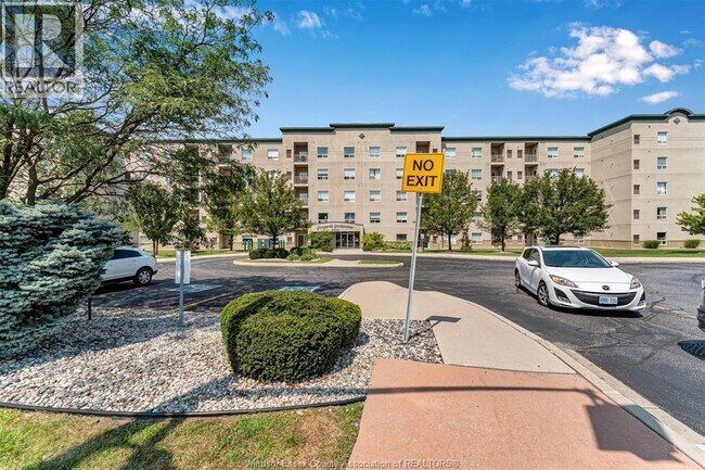 5000 Wyandotte St E in Windsor, ON - Building Photo - Building Photo