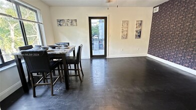 320 SW 29th Rd-Unit -2 in Miami, FL - Building Photo - Building Photo