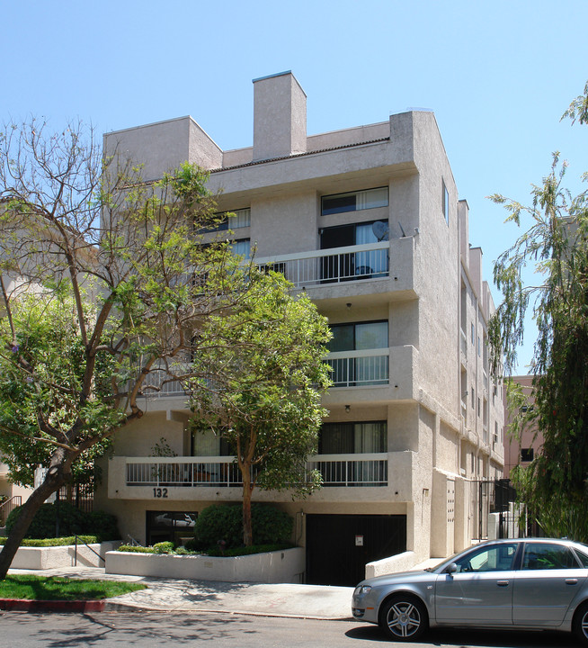 132 S Clark Dr in Los Angeles, CA - Building Photo