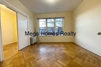 3257 46th St, Unit 1 in Astoria, NY - Foto de edificio - Building Photo