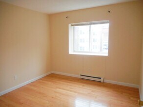 10 Scottfield Rd, Unit 33 in Boston, MA - Foto de edificio - Building Photo