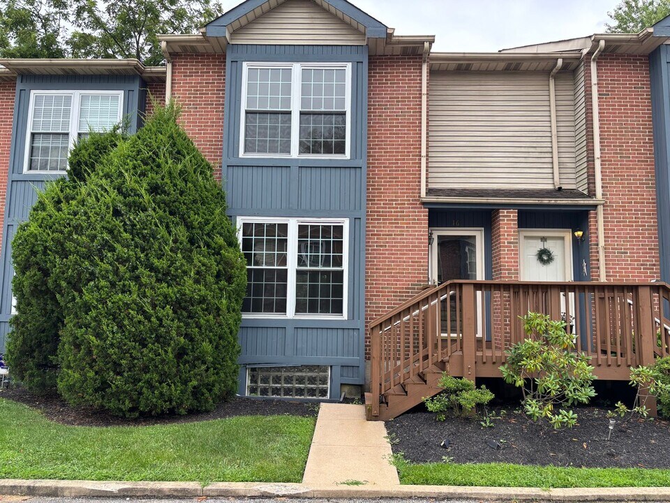 7925 Ridge Ave in Philadelphia, PA - Building Photo