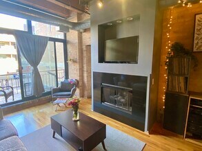 1250 W Van Buren St in Chicago, IL - Building Photo - Building Photo