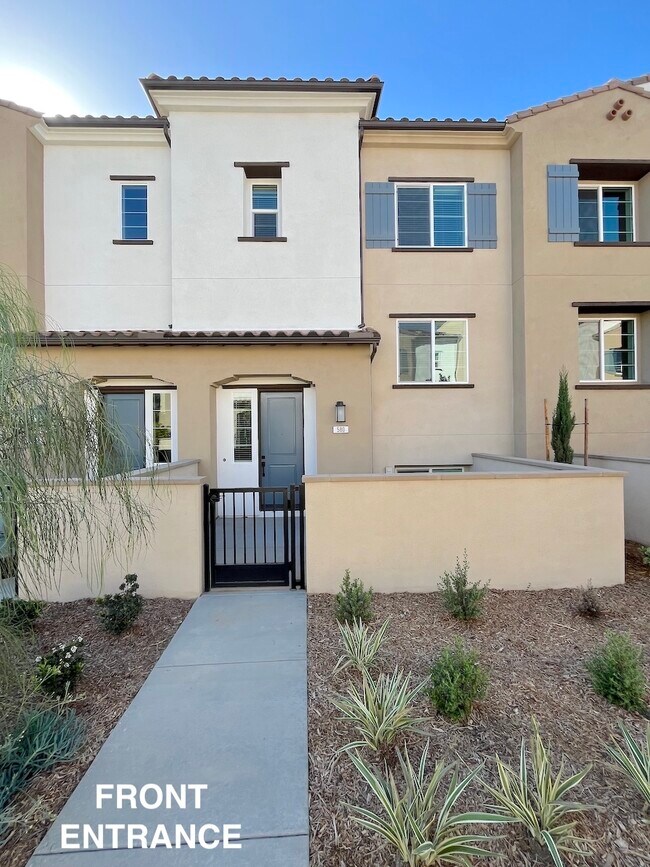 580 Via Chelsea Via in Camarillo, CA - Building Photo - Building Photo