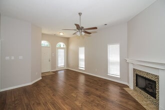 824 W E Ross Pkwy in Southaven, MS - Foto de edificio - Building Photo