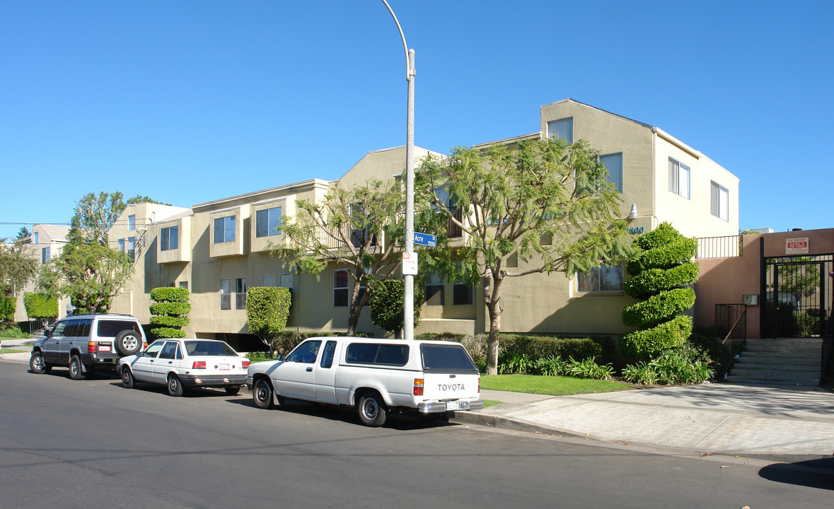 Mediterranean Apartments in North Hills, CA - Foto de edificio