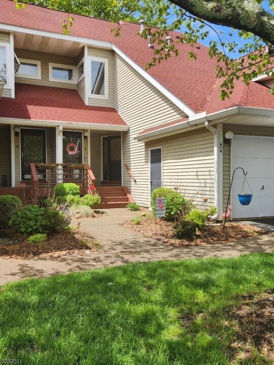 4 Petersburg Ct in Jefferson, NJ - Building Photo