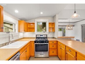 7466 N Burr Ave in Portland, OR - Building Photo - Building Photo