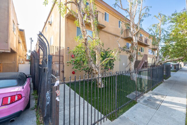 14740 Erwin in Van Nuys, CA - Foto de edificio - Building Photo