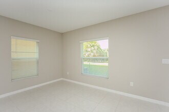 7318 Spring Snowflake Ave in Palm River-Clair Mel, FL - Foto de edificio - Building Photo