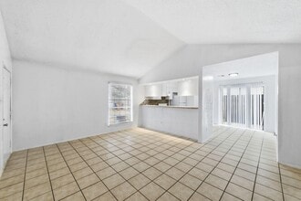 5619 Jacaranda Dr, Unit #A in Austin, TX - Foto de edificio - Building Photo